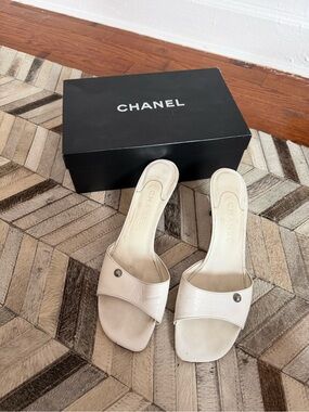 CHANEL white Leather Slide Mules